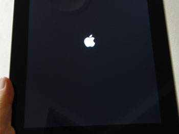 iPad電源投入お馴染みのリンゴマーク